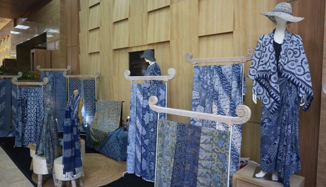 Batik dari tanaman indigo yang merupakan pewarna batik alami, dalam pameran batik Cerah Ceria di Kementerian Perindustrian. (Foto: Dina Astria/Industry.co.id)
