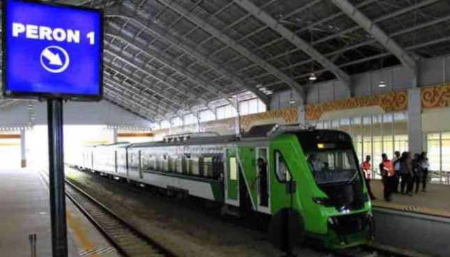 Presiden Joko Widodo meresmikan pengoperasian Kereta Api Bandara Minangkabau Ekspress pada Senin (21/5).