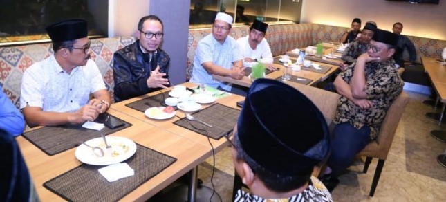 Menteri Ketenagakerjaan M Hanif Dhakiri saat sahur bersama DPP Apindo Riau