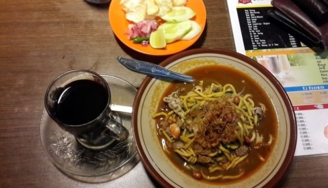 Kuliner khas Banda Aceh, mi dan kopi Aceh. (Foto: BeritaAceh)