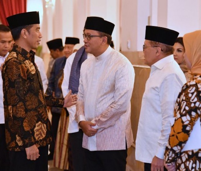 Ketua Umum Kadin Rosan P. Roeslani bersama Presiden Joko Widodo dalam acara buka puasa bersama di Istana Presiden, Jakarta