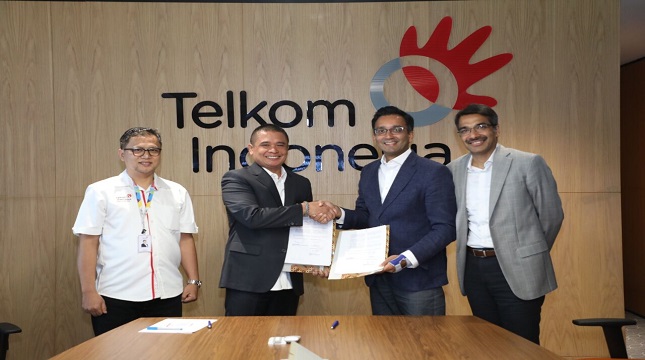 Direktur Enterprise & Business Service Telkom Dian Rachmawan (kedua dari kiri), President (ASEAN) Cisco Systems Naveen Menon (kedua dari kanan), Managing Director (ASEAN) Cisco Systems Dharmesh Malhotra (paling kanan) dan Vice President Enterprise Bu