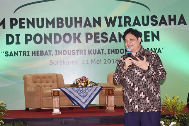 Menteri Perindustrian Airlangga Hartarto pada acara bertema Program Penumbuhan Wirausaha Baru di Pondok Pesantren di Surakarta