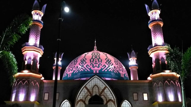 Masjid Hubbul Wathan Islamic Center di kota Mataram, Nusa Tenggara Barat (Foto: fadilsgunawan.blogspot.co.id)