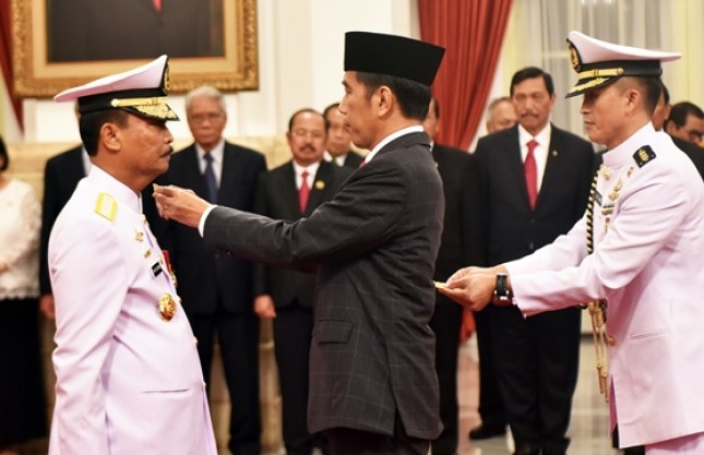 Presiden Jokowi melantik Siwi Sukma Adji sebagai KSAL, dan menaikkan pangkat jadi Laksamana, di Istana Negara (Foto: Rahmat/Humas)