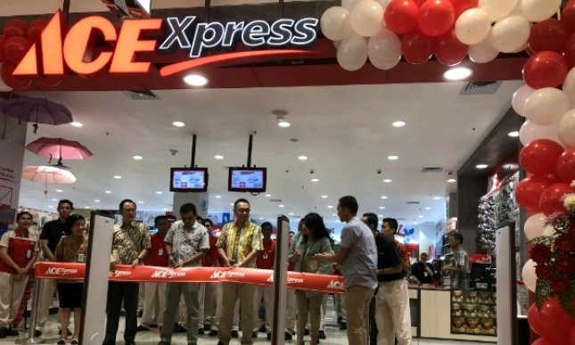 Manager Operational Ace Xpress Tangcity Hasan Basri saat pembukaan gerai Ace Hardware Xpress di Tangcity Mall