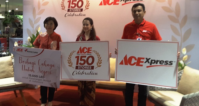 Marketing Director Kawan Lama Group Nana Puspa Dewi (tengah) bersama Tim saat perayaan pembukaan toko ke 150 ACE Hardware