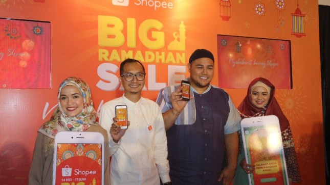 Rezki Yanuar, Brand Manager Shopee dan Ivan Gunawan, saat jumpa pers Big Ramadhan Sale 2018 di The Hook Restaurant, Jakarta. (Dina Astria/Industry.co.id)