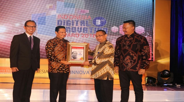 Fadel Muhammad (dua dari kiri) memberikan award ke salah satu perusahaan berinovasi digital