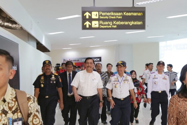 Menteri Koordinasi Bidang Kemaritiman Luhut Binsar Pandjaitan saat melihat Bandara Kertajati