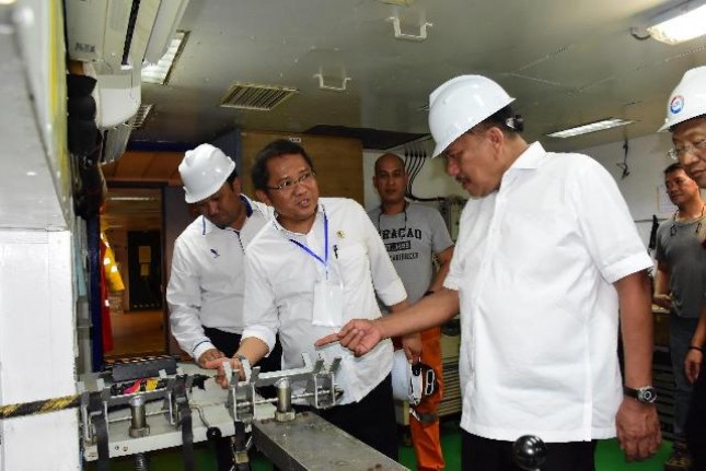 Menteri Kominfo Rudiantara menyaksikan penggelaran kabel laut Perairan Tateli, Pineleng, Minahasa, Sulut, Jumat (25/05/2018) 