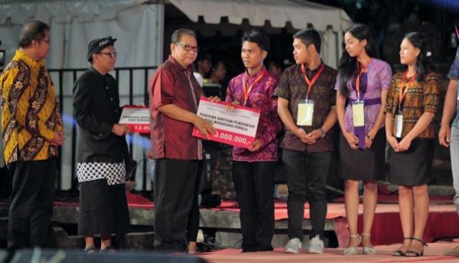 Menteri Koperasi dan UKM Puspayoga, Sabtu (26/5) tepat pada perayaan ulang tahun Bali TV ke-16 di Denpasar, Bali. Puspayoga menyerahkan secara simbolik dana yang jumlahnya mencapai hingga 13 juta per orang kepada ke-20 mahasiswa. 