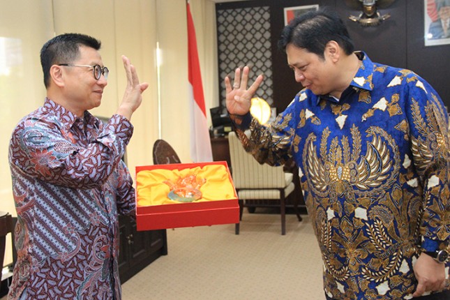 Menteri Perindustrian Airlangga Hartarto bersama Vice Presiden Pou Chen Group, Bruce Shih (Foto: Dok. Industry.co.id)