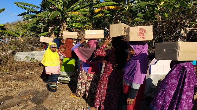 Penduduk Pulau Alor Nusa Tenggara Timur menerima bantuan Ramadhan