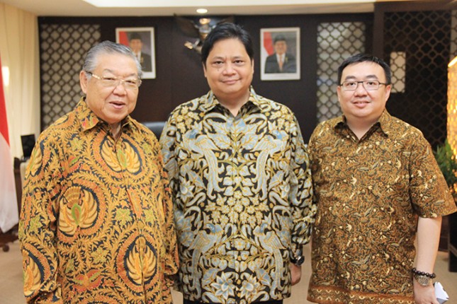 Menteri Perindustrian Airlangga Hartarto berfoto bersama komisaris PT Modernland Realty Tbk. Luntungan Honoris (kiri)(Foto:Dok. Industry.co.id)