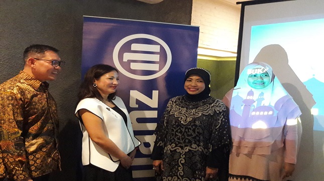 Head of Sales & Training Sharia, Zeni Tutik Rohayati kanan