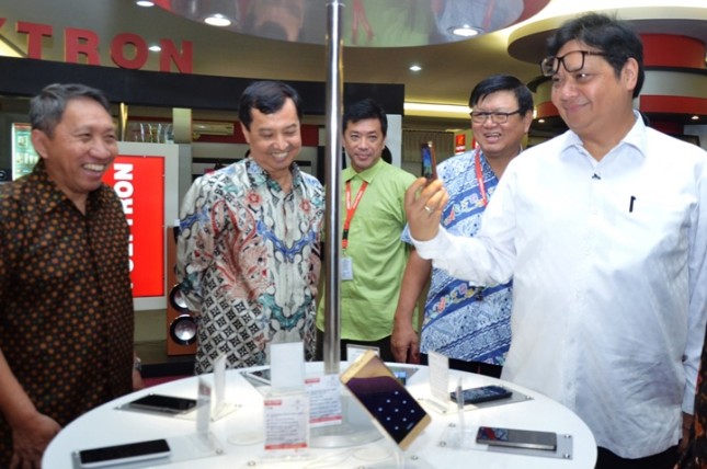 Meneprin Airlangga Hartarto bersama Dirjen ILMATE Kemenperin Harjanto dan CEO PT Hartono Istana Teknologi, Hariono saat mengunjungi pabrik ponsel Polytron di Kudus, Jawa Tengah
