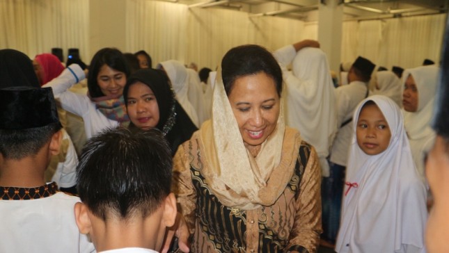 Menteri Rini dalam acara Buka Bersama BUMN dan Santunan 1.000 Anak Yatim. (Foto: Dina Astria/Industry.co.id)