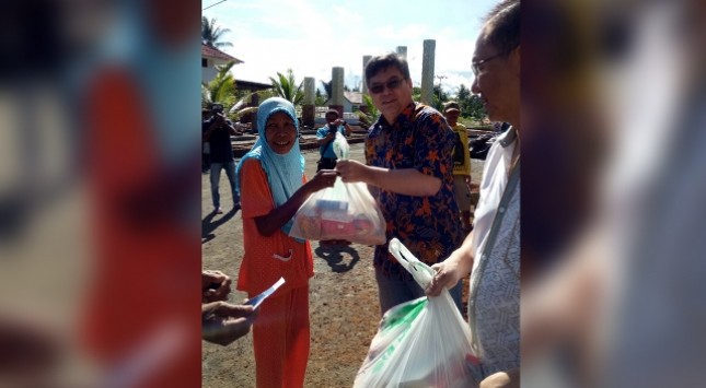 PT Kawasan Industri Jababeka Tbk (KIJA)membagikan bantuan paket Ramadhan sebanyak 1.176 paket sembako di 14 desa kecamatan Morotai Selatan. (Foto:i-malut.com)