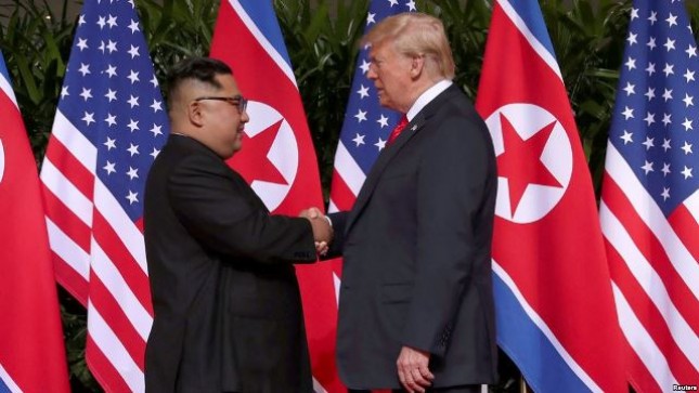 Presiden AS Donald Trump dan pemimpin Korea Utara Kim Jong-un di Singapura (Foto VoaNews)