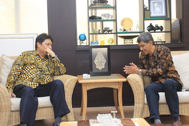Menteri Perindustrian Airlangga Hartarto saat berbincang bersama Ketua Umum Asosiasi Industri Permebelan dan Kerajinan Indonesia (ASMINDO) Anggoro Radmadiputro