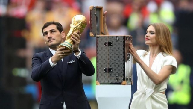 Wadah mewah khusus Piala Dunia buatan Louis Vuitton. (Foto: REUTERS)