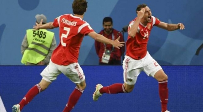 Penyerang Timnas Rusia Artem Dzyuba (kanan) merayakan golnya ke gawang Mesir (Paul ELLIS / AFP) 