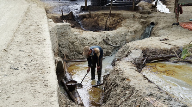Ilustrasi sumur minyak ilegal. (Arief Priyono/Getty Images)