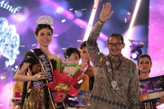 Pemenang Miss Jakarta Fair 2018 bersama Wagub DKI Jakarta, Sandiaga Uno (Dok Industry.co.id)
