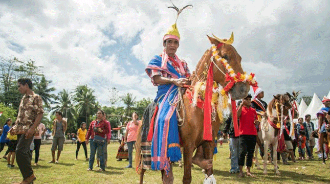 Parade 1001 Kuda Sandelwood di Nusa Tenggara Timur (Foto: www.facebook.com/kemenpar)