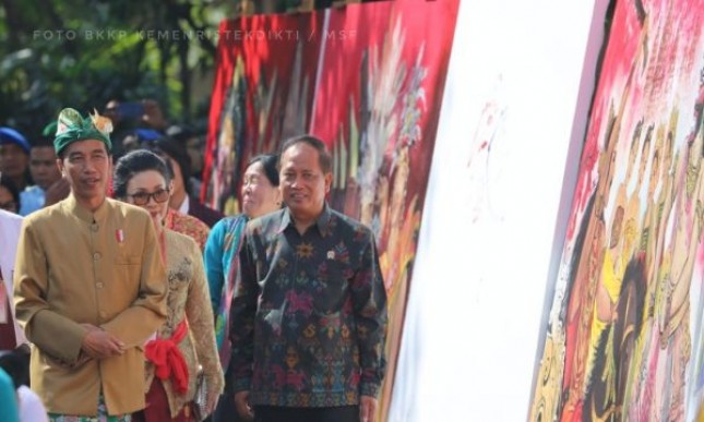 Menteri Riset, Teknologi dan Perguruan Tinggi Mohamad Nasir mendampingi Presiden RI Joko Widodo saat memberikan kuliah umum di Institut Seni Indonesia (ISI) Denpasar, Bali