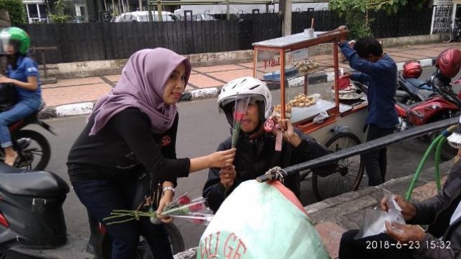 Sosialisasikan Gerhana, Anak Muda Jabar Bagikan Bunga Mawar (Foto Dok Industry.co.id)