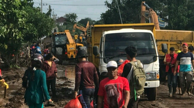 Kementerian PUPR Bersihkan Bendung Garit Dari Timbunan Lumpur dan Kirim 2 Mobil Tangki Air