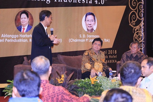 Menteri Perindustrian Airlangga Hartarto bersama Pendiri President University SD Darmono dalam acara Diskusi Implementasi Industri 4.0 (Foto: Dok. Industry.co.id)