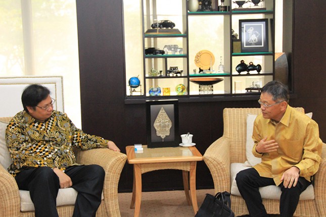 Menteri Perindustrian Airlangga Hartarto saat menerima Presiden Direktur PT Kaltim Methanol Industri Yuji Takada (Foto: Dok. Kemenperin) 