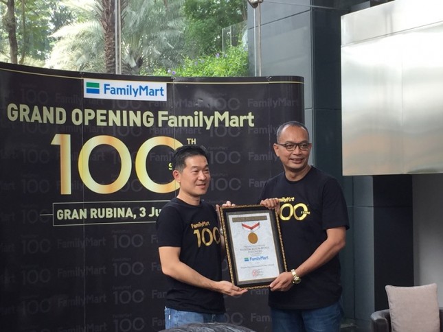 FamilyMart meraih rekor MURI dengan kategori penjualan kopi terbanyak dalam satu hari, hari Selasa (3/7) di Gran Rubina, Kuningan, Jakarta Selatan. (Dina Astria/Industry.co.id)