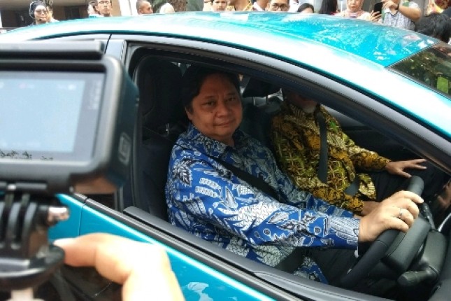 Menteri Perindustrian Airlangga Hartarto saat Test Drive Mobil Listrik Toyota Prius Hybird (Foto: Ridwan/Industry.co.id)