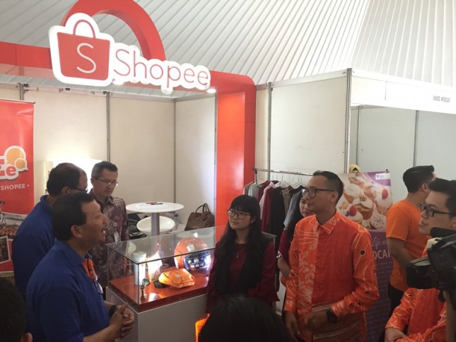 Iwa Karniwa, Sekda Pemprov Jabar mendatangi booth Shopee dan bertemu dengan salah satu seller Shopee, di Pusdai, Bandung. (Dina Astria/Industry.co.id)