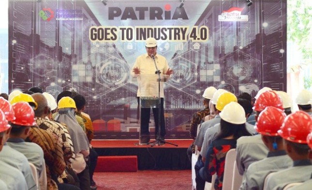 Menteri Perindustrian, Airlangga Hartato dalam keterangan persnya ketika mengunjungi pabrik PT United Tractor Pandu Engineering di Cikarang Utara, Bekasi, Kamis (5/7).