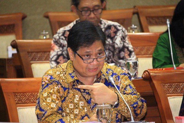 Menteri Perindustrian Airlangga Hartarto bersama Komisi VI DPR RI membahas pagu indikatif Kementerian Perindustrian tahun 2019, di Jakarta, Rabu (11/7).