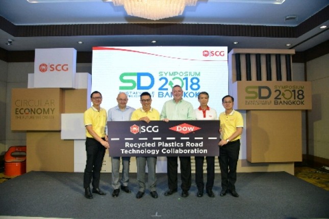 Presiden dan CEO SCG Roongrote Rangsiyopash bersama Presiden Group Dow Thailand Chatchai Luanpolcharoenchai saat penandatanganan kerja sama (Foto: Dok. SCG) 