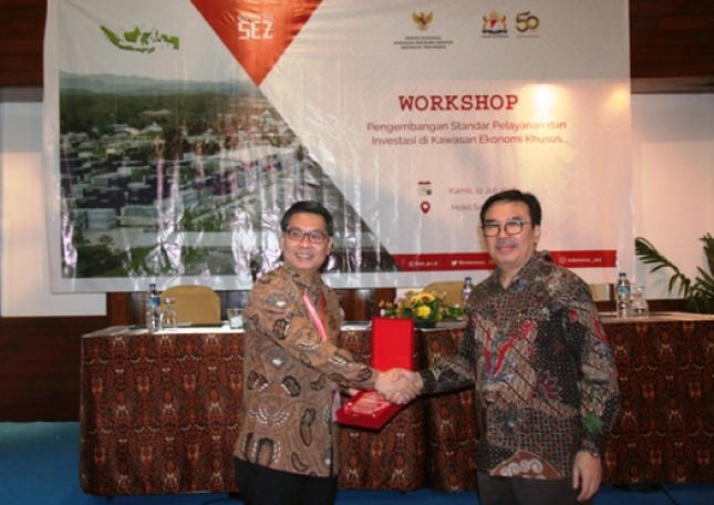 Wakil Ketua Umum Kadin Bidang Pengembangan Kawasan Ekonomi, Sanny Iskandar bersama Sekretaris Denas KEK Enoh Suharto Pranoto (Foto: Dok. Kadin)