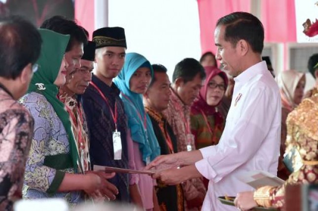 Presiden Jokowi seerahkan sertifikat tanah (Foto Setkab)