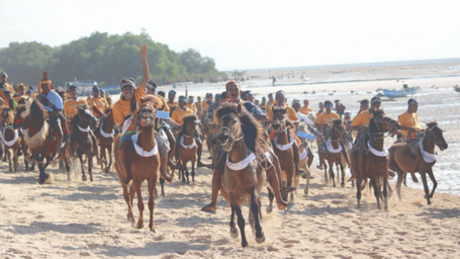  Parade 1001 Kuda Sundelwood yang diselenggarakan di Pulau Sumba yang berpusat di Pantai Walakiri, Sumba Timur (Foto: Kemenpar)