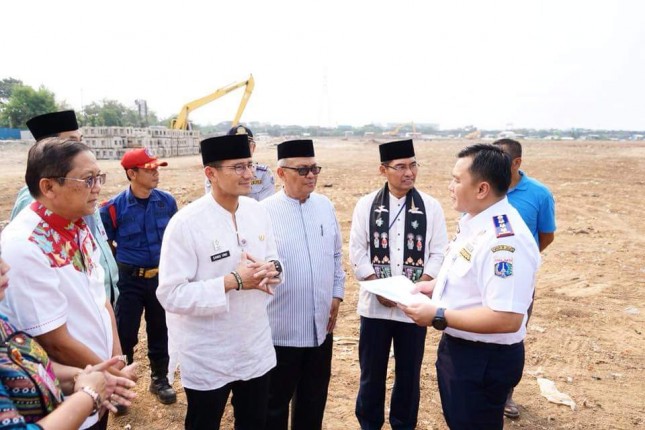 Wakil Gubernur DKI Jakarta Sandiaga Uno saat meninjau lokasi lahan Jakarta International Stadium di Sunter, Jakarta Utara