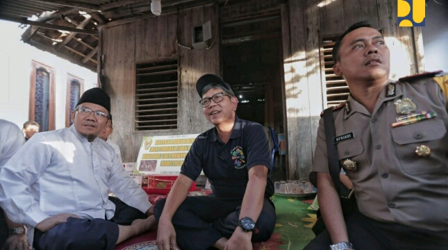 Kepala Balitbang Danis H. Sumadilaga mengunjungi rumah Zohri