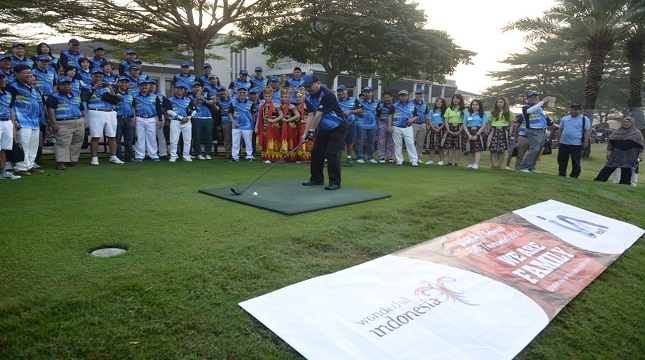  Menteri Pariwisata Arief Yahya melakukan shotgun bola asap menandai dibukanya Wonderful Indonesia Golf Tournament (WIGT) 2018, di Royale Jakarta Golf Club.
