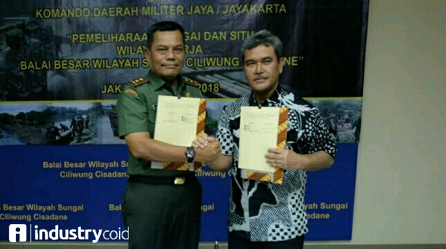 Panglima Kodam Mayjen TNI Joni Supriyanto dan Kepala BBWS Ciliwung Cisadane Jarot Widyoko 