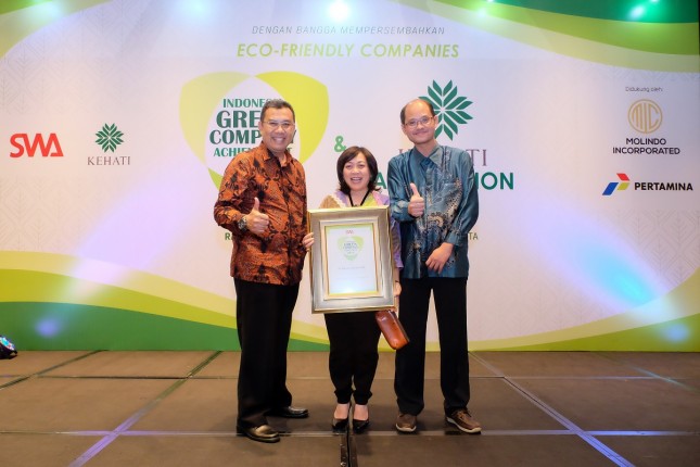 Sustainable Development Manager Holcim Indonesia Oepoyo Prakoso mewakili PT Holcim Indonesia saat menerima penghargaan Indonesia Green Companies Awards (Foto: Dok. Holcim Indonesia) 