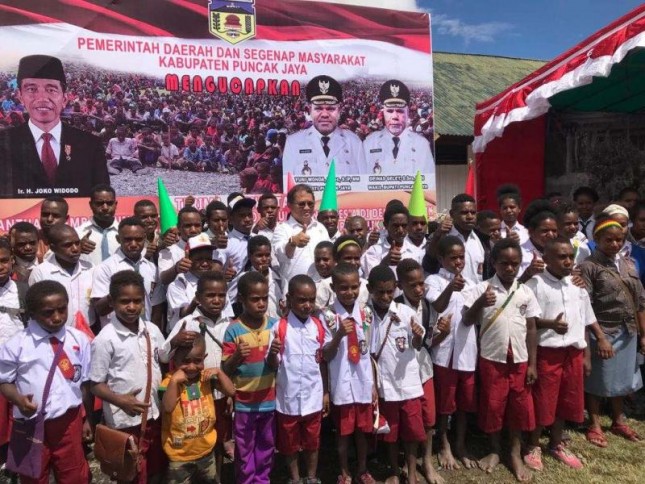 Menteri Kominfo Rudiantara bersama pelajar di Mulia, Kab Puncak Jaya, Papua (Foto: Dok. Kemenkominfo) 